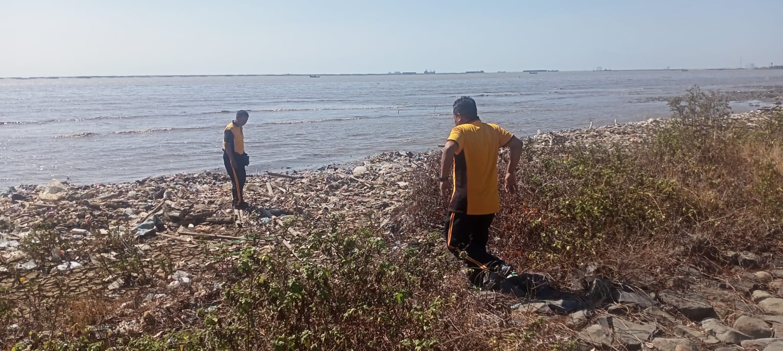 Pandawara Group Sebut Pantai Kesenden Terkotor Ketiga se- Indonesia, Ajak  Warga Bersihkan Sampah | INAPOS